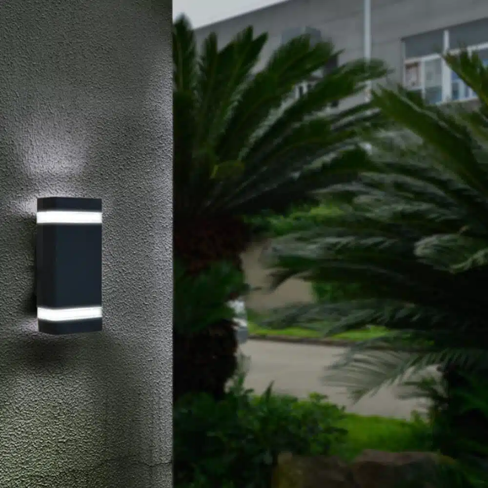 outdoor-wall-light-1-tameside-handyman-1